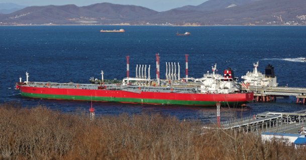 The Suez Fury crude oil tanker anchors at the terminal Kozmino in Nakhodka Bay near the port city of Nakhodka, Russia, Dec. 4, 2022. (Reuters Photo)