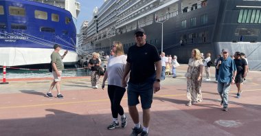 Tourists are seen after disembarking a cruise ship in Kuşadası in Aydın province, southwestern Turkey, April 18, 2025. (AA Photo)