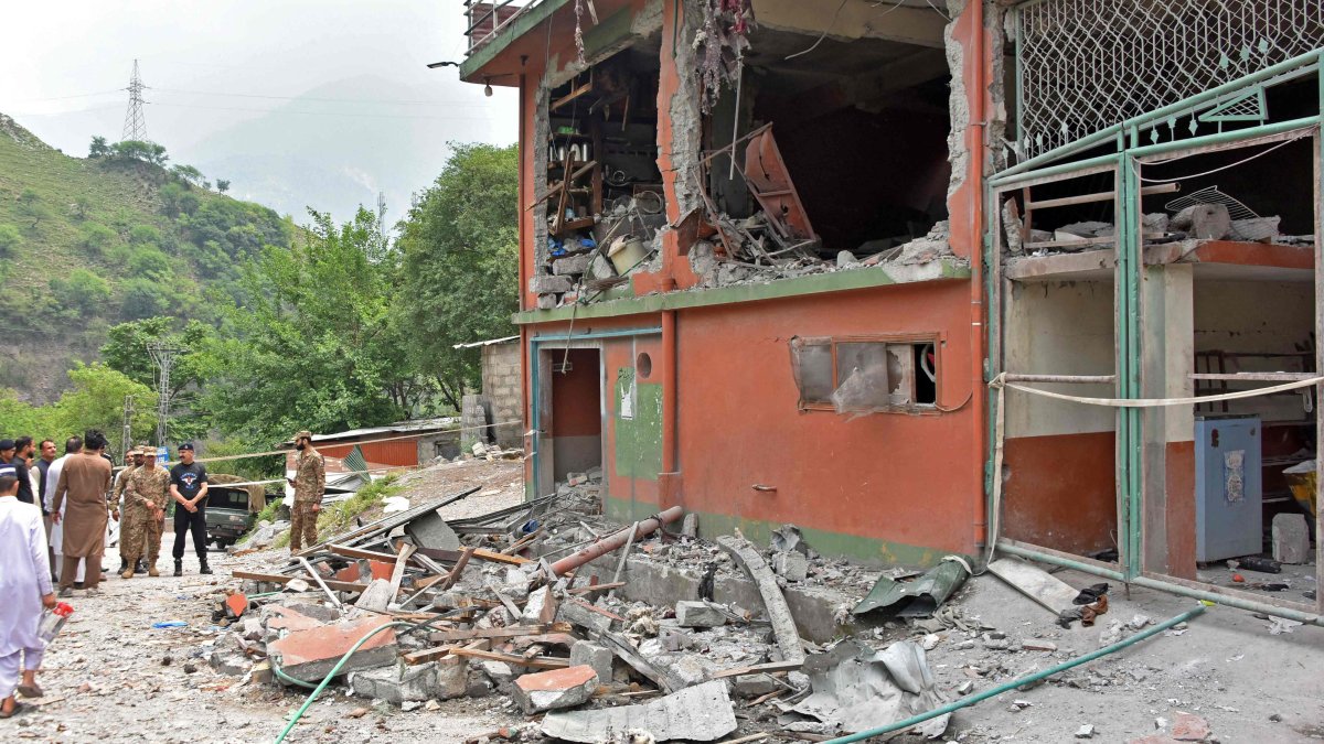 Soldiers and onlookers inspect the debris of a mosque after India&#039;s missile strikes in Muzaffarabad, the capital of Pakistan-administered Kashmir, May 7, 2025. (AFP Photo)