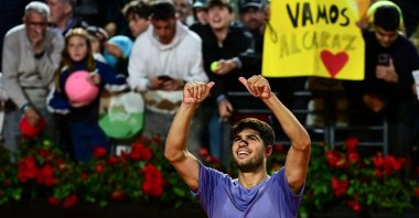 Spain&#039;s Carlos Alcaraz celebrates after winning his men&#039;s singles match against Serbia&#039;s Laslo Djere during the ATP Rome Open tennis tournament at Foro Italico, Rome, Italy, May 11, 2025. (AFP Photo)