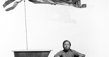 Artist Robert Rauschenberg with his art at the Museum of Modern Art, New York, U.S., March 19, 1977. (Getty Images)