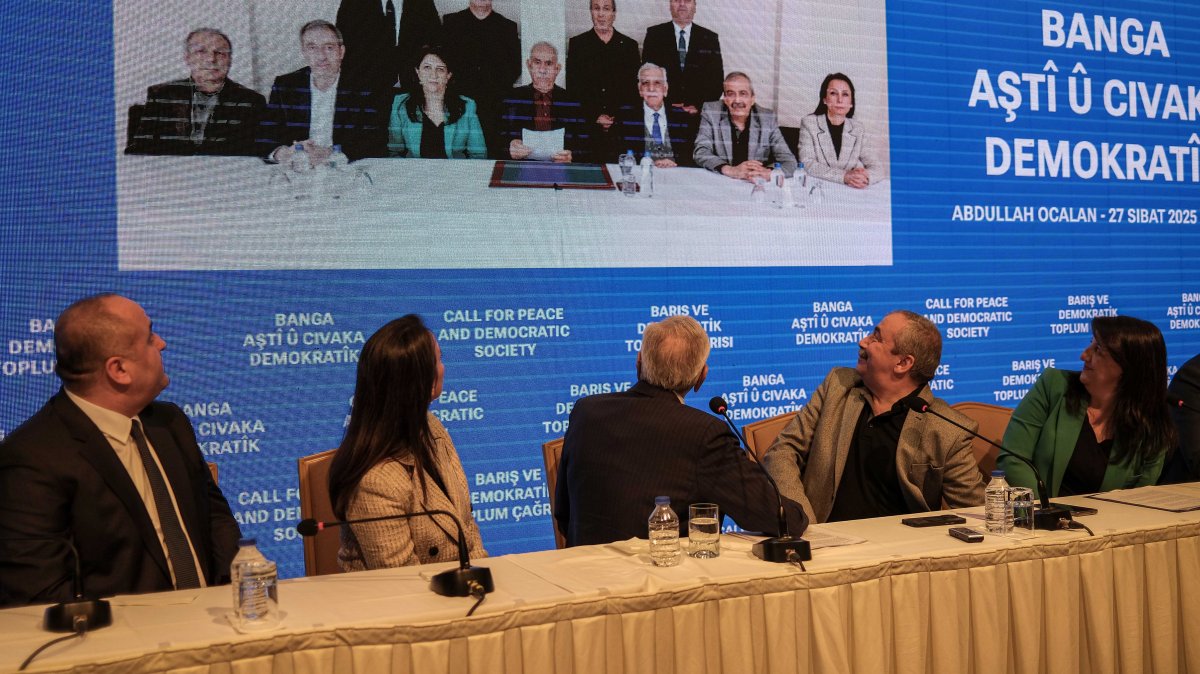The Imralı delegation looks at a photo taken with PKK leader Abdullah Öcalan, during a news conference in Istanbul, Türkiye, Feb. 27, 2025 (Reuters Photo)
