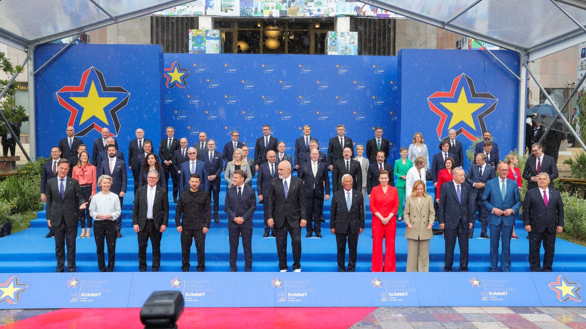Albania&#039;s Prime Minister Edi Rama poses with officials for a group photo during the European Political Community Summit at Skanderbeg Square in Tirana, Albania, May 16, 2025. (REUTERS Photo)