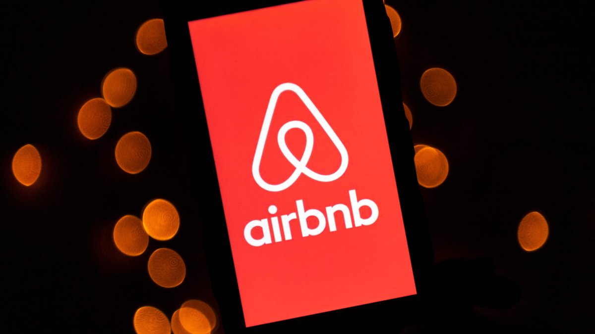This illustration picture shows the logo of the online lodging service Airbnb displayed on a smartphone in Paris, France, Nov. 22, 2019. (AFP Photo)