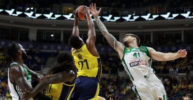 Fenerbahçe&#039;s Dyshawn Pierre (C) in action against Panathinaikos&#039; Juancho Hernangomez (R) during the Euroleague basketball match, Istanbul, Türkiye, Oct. 17, 2023. (EPA Photo)