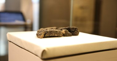 The 5,000-year-old &quot;Küllüoba bread,&quot; unearthed during the ongoing excavations at the Küllüoba Mound in Eskişehir’s Seyitgazi district since 1996, on display at the ETI Archaeology Museum, May 21, 2025. (AA Photo)