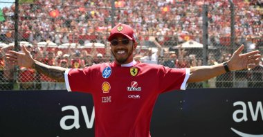 Ferrari&#039;s British driver Lewis Hamilton gestures to supporters before the 2025 Emilia Romagna Formula One Grand Prix at the Imola autodrome, Imola, Italy, May 18, 2025. (AFP Photo)