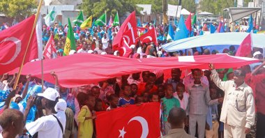 Somalis protest against an attempted coup in Türkiye in support of the Turkish government, Mogadishu, Somalia, July, 16, 2016. (AP Photo)