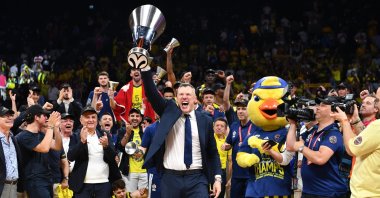 Fenerbahce&#039;s head coach Saras Jasikevicius celebrates with the trophy after winning the EuroLeague Final Four final match against AS Monaco, Abu Dhabi, UAE, May 25, 2025. (EPA Photo)