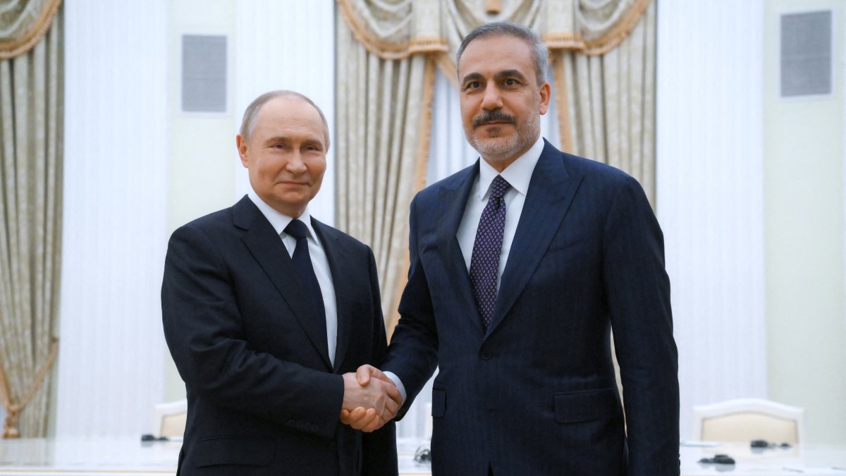 Russian President Vladimir Putin and Foreign Minister Hakan Fidan shake hands as they pose for photos before a meeting at the Kremlin in Moscow, Russia, May 26, 2025. (Sputnik via Reuters)
