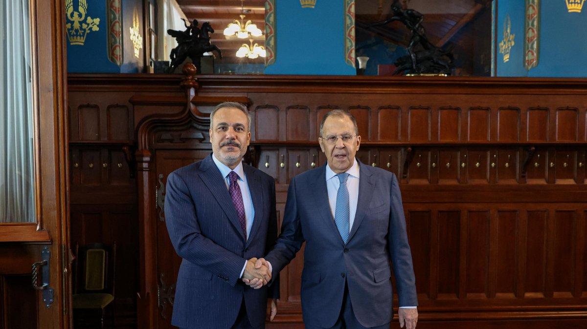 Foreign Minister Hakan Fidan (L) shakes hands with his Russian counterpart Sergey Lavrov, Moscow, Russia, May 27, 2025. (AA Photo)