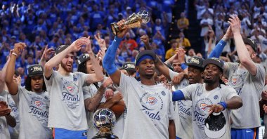 Oklahoma City Thunder&#039;s Shai Gilgeous-Alexander (C) celebrates with teammates after winning the Western Conference Finals MVP after defeating the Minnesota Timberwolves 124-94 in Game Five of the Western Conference Finals of the 2025 NBA Playoffs at Paycom Center, Oklahoma City, U.S., May 28, 2025. (AFP Photo)