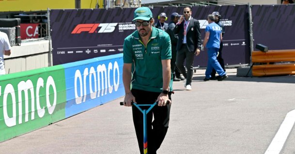 Aston Martin&#039;s Spanish driver Fernando Alonso rides a scooter as he arrives at the track ahead of the Formula One Monaco Grand Prix at the Circuit de Monaco, Monaco, May 25, 2025. (AFP Photo)