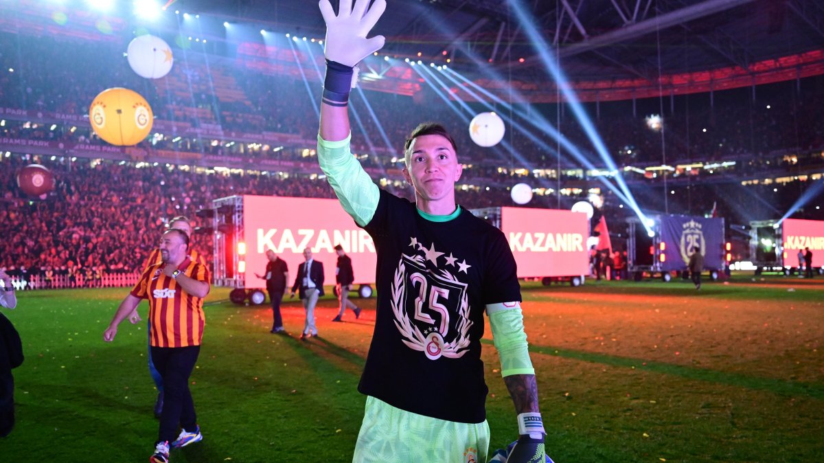 Galatasaray&#039;s Fernando Muslera waves during a ceremony celebrating the team&#039;s league championships, Istanbul, Türkiye, May 19, 2025. (AA Photo)