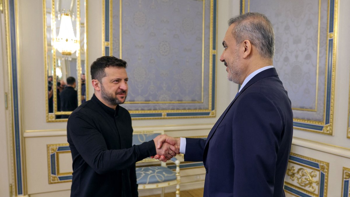 Ukrainian President Volodymyr Zelenskyy (L) shakes hands with Foreign Minister Hakan Fidan during their meeting, Kyiv, Ukraine, May 30, 2025. (AFP Photo)