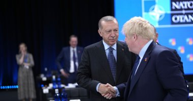Turkish President Recep Tayyip Erdoğan (L) shakes hands with British Prime Minister Boris Johnson during a roundtable meeting at a NATO summit, Madrid, Spain, June 30, 2022. (AP Photo)