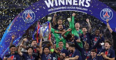 Paris Saint-Germain&#039;s Marquinhos lifts the trophy as he celebrates with teammates winning the UEFA Champions League final football match against Inter Milan, Munich, Germany, May 31, 2025. (AFP Photo)
