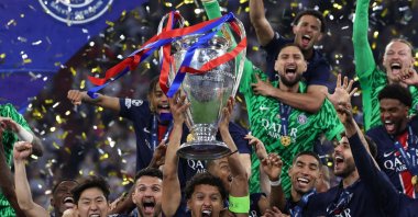 Paris Saint-Germain&#039;s Marquinhos lifts the trophy with teammates as they celebrate winning the UEFA Champions League final football match against Inter Milan, Munich, Germany, May 31, 2025. (AFP Photo)