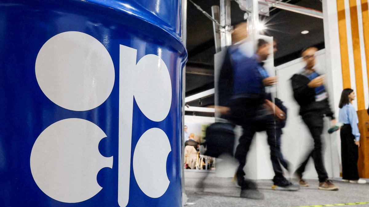 People walk past an installation depicting a barrel of oil with the OPEC logo at the COP29 United Nations climate change conference, Baku, Azerbaijan, Nov. 19, 2024. (Reuters Photo)