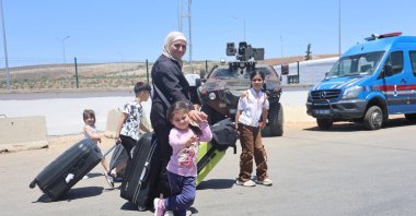 A Syrian family walks to the Cilvegözü border crossing, Hatay, southern Türkiye, Jun. 1, 2025. (İHA Photo)