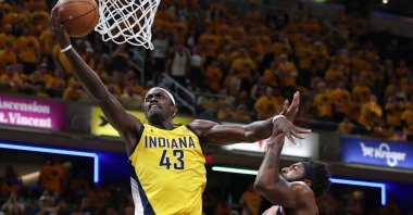 Indiana Pacers forward Pascal Siakam (L) shoots the ball against New York Knicks center Mitchell Robinson in game six of the Eastern Conference finals, Indianapolis, Indiana, U.S., May 31, 2025. (Reuters Photo)