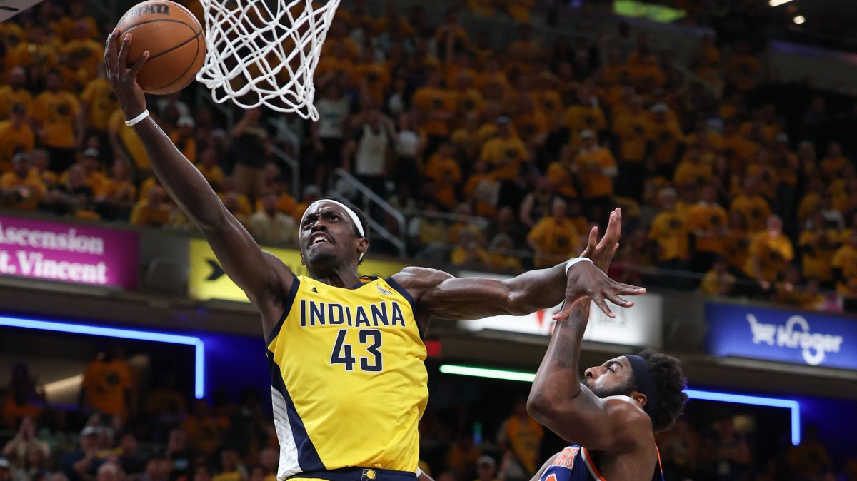 Indiana Pacers forward Pascal Siakam (L) shoots the ball against New York Knicks center Mitchell Robinson in game six of the Eastern Conference finals, Indianapolis, Indiana, U.S., May 31, 2025. (Reuters Photo)