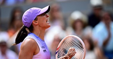 Poland&#039;s Iga Swiatek celebrates her victory over Kazakhstan&#039;s Elena Rybakina during their women&#039;s singles match on day 8 of the French Open tennis tournament on Court Philippe-Chatrier at the Roland-Garros Complex, Paris, France, June 1, 2025. (AFP Photo)