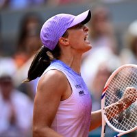 Poland&#039;s Iga Swiatek celebrates her victory over Kazakhstan&#039;s Elena Rybakina during their women&#039;s singles match on day 8 of the French Open tennis tournament on Court Philippe-Chatrier at the Roland-Garros Complex, Paris, France, June 1, 2025. (AFP Photo)