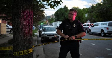 A police officer reties a tape barrier near the scene of an attack that injured multiple people, in Boulder, Colorado, U.S. June 1, 2025.  REUTERS/Mark Makela