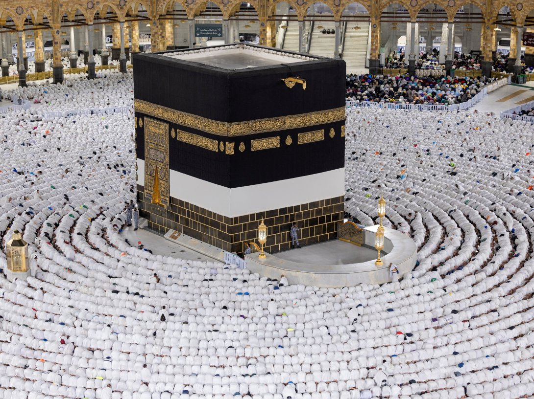 Muslims perform morning prayers in the Grand Mosque during the annual Hajj pilgrimage in the holy city of Mecca, Saudi Arabia, June 2, 2025. (Reuters Photo)