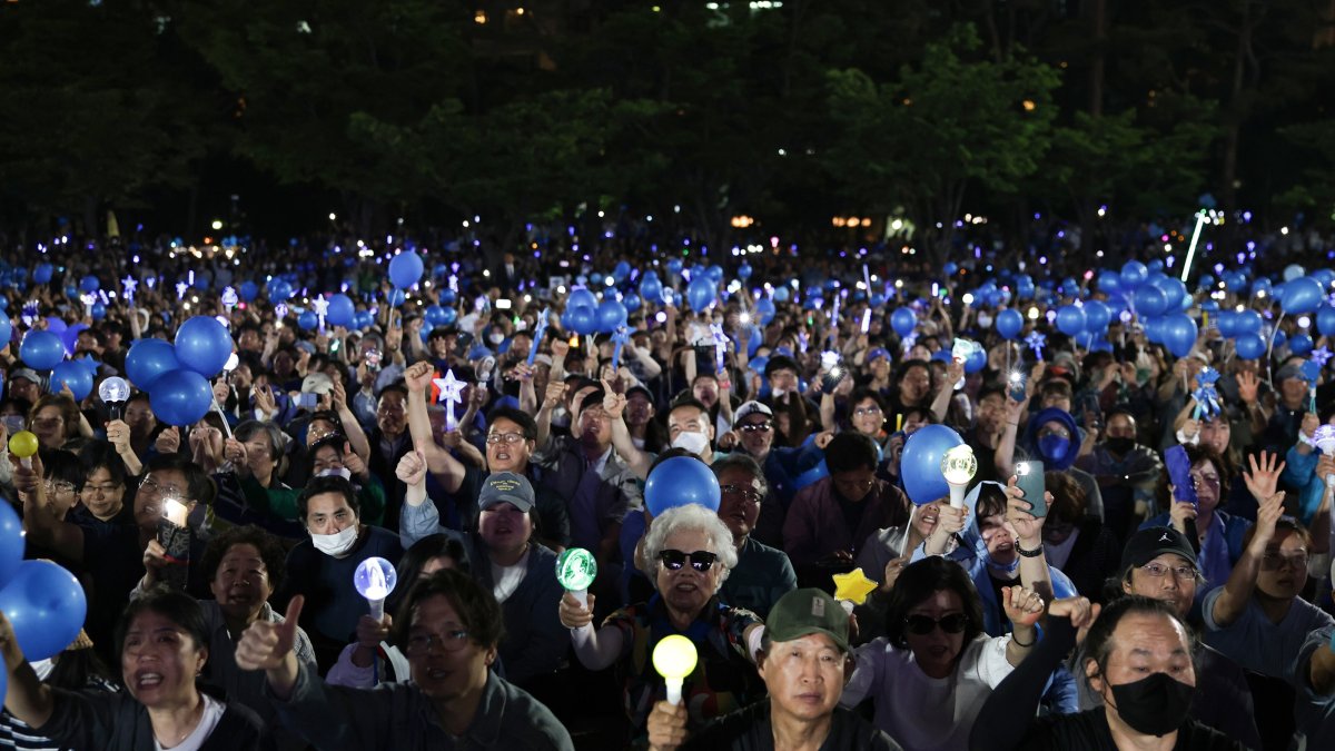 Supporters of the Democratic Party presidential candidate, Lee Jae-myung (not pictured), attend his final campaign rally for the South Korean presidential election in Seoul, South Korea, June 2, 2025. (EPA Photo)